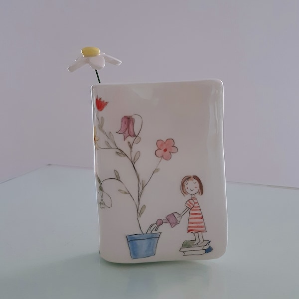 Petit vase en poterie peint à la main avec une fille qui arrose la fleur, vase bourgeon coloré peint à la main