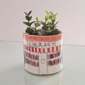 Maceta de biblioteca de cerámica hecha a mano: regalo asimétrico para amantes de los libros