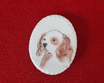 Spilla in ceramica dipinta a mano King Charles Chavalier Spaniel, spilla Dog Mama, spilla King Charles Chavalier