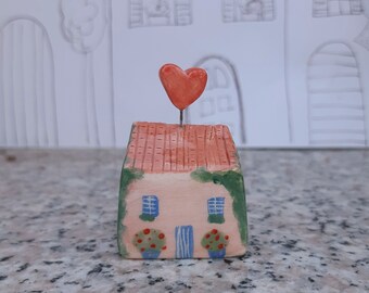 Maison en céramique rose avec coeur, petite maison en poterie avec coeur