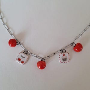 Collier fait main en céramique avec breloques cerises : bijoux d&#39;été colorés