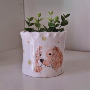 Maceta de cerámica hecha a mano con diseño de Cavalier King Charles: decoración de perro pintada a mano