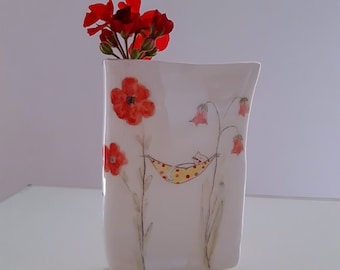 Piccolo vaso dipinto a mano con gatto sdraiato su un'amaca tra i fiori, vaso per gatti illustrato, vaso con boccioli colorati