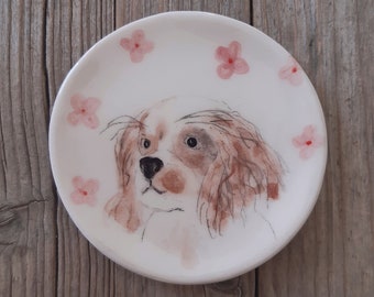 Plato de anillo de cerámica King Charles Cavalier pintado a mano, plato de anillo de perro hecho a mano, regalo de mamá de perro