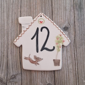 Puede incluir: Un letrero de madera hecho a mano con la palabra "Welcome" en una fuente juguetona. El letrero presenta un acabado envejecido, dándole un aspecto rústico. Ideal para la decoración del hogar interior o exterior.