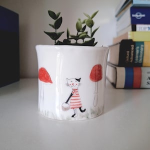 Maceta de cerámica hecha a mano con forma de gato: decoración con forma de hongo