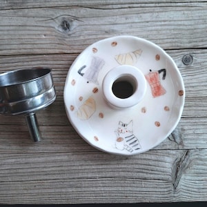 Soporte para embudo de cafetera de cerámica colorida hecha a mano con diseño femenino, soporte para embudo de colador Bialetti con gato