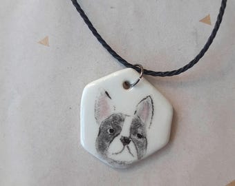 Collar de cerámica de bulldog francés pintado a mano: dije de cachorro de cerámica