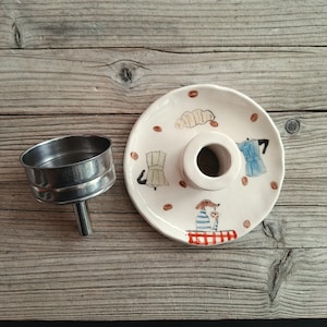 Suporte para funil de cafeteira italiana feito à mão em cerâmica colorida, com cachorro e cafeteiras italianas pintados à mão.