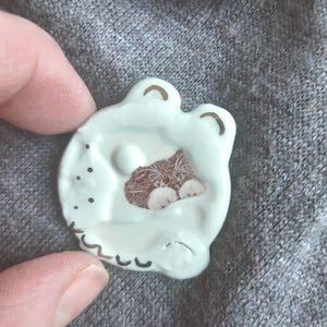 白と黒の陶器の猫のブローチ、黒猫のブローチ、猫ママのジュエリー、かわいい猫のブローチ