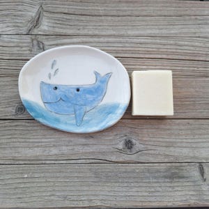 Portasapone in ceramica illustrato con balena, grazioso arredo bagno blu, portasapone a forma di balena