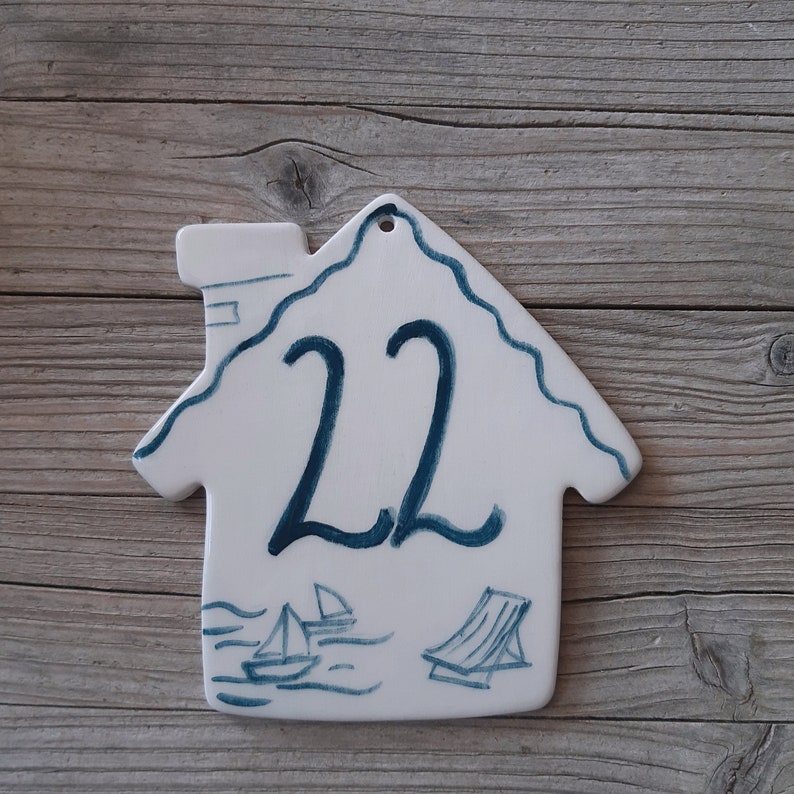 Numéro de maison en poterie bleue sur mesure, tuile de numéro de maison de plage, numéros extérieurs image 1