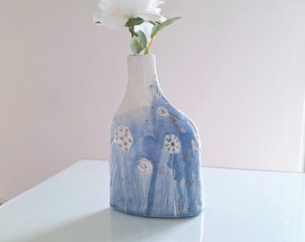 Jarrón de cerámica azul hecho a mano: un detalle floral para el hogar