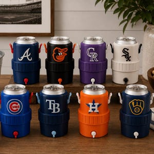 Może przedstawiać: Osiem cylindrycznych chłodziarek do napoj&oacute;w z metalicznymi srebrnymi wieczkami, każda z unikalnym logo drużyny Major League Baseball. Chłodziarki są ustawione w dw&oacute;ch rzędach i występują w r&oacute;żnych kolorach, w tym niebieskim, czarnym, fioletowym, białym i pomarańczowym.