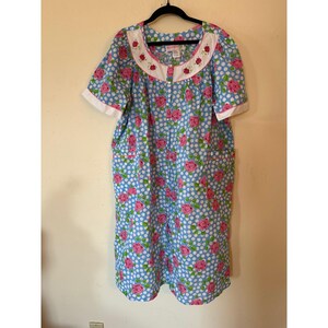 MoonDance Hauskleid mit Blumenmuster und Polka Dots, blau-rosa, mit Druckknöpfen vorne, Größe M