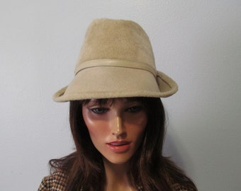 Vintage 1960s Beige Plush Felt Ladies Fedora Hat By Duby New York