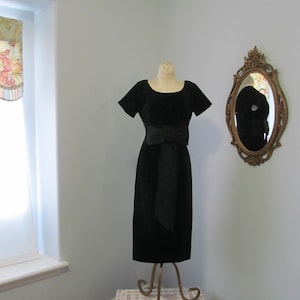 Vintage 1950s Black Velvet Sheath Party Cocktail Dress Pin Up Bust 34 1/2 Inches