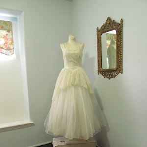 1950s Vintage White Lace Satin And Tulle Wedding Gown Detachable Short Cape