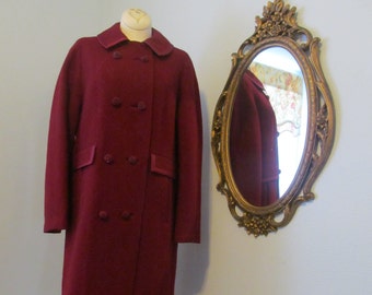 Vintage 1960s Borgoña Abrigo de lana texturizada Botones de pedrería