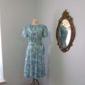 Vintage 1970s Green, Blue And White Floral Blue Polyester Dress Bust 36 Inches
