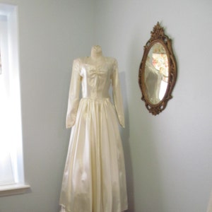 Vintage 1940s Ivory Liquid Satin Brautkleid Emma Domb Pin Up XXS 22 Zoll Taille 32 Büste