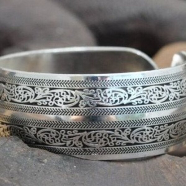 K10 413   Exquisite Tibet silver carved  cuff bracelet