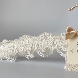 Wedding Dress Hanger. Bridal Hanger. Wedding Hangers. Personalized Hangers.Lace Wedding Hanger.Wedding Hanger Names. Gift Bride to be Hanger zdjęcie 4