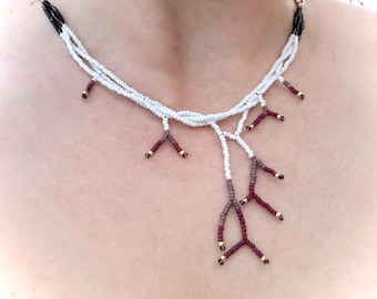 Rootsong: roeren. Kralentakketting, op de natuur geïnspireerde ambachtelijke sieraden, gemaakt in Alaska.