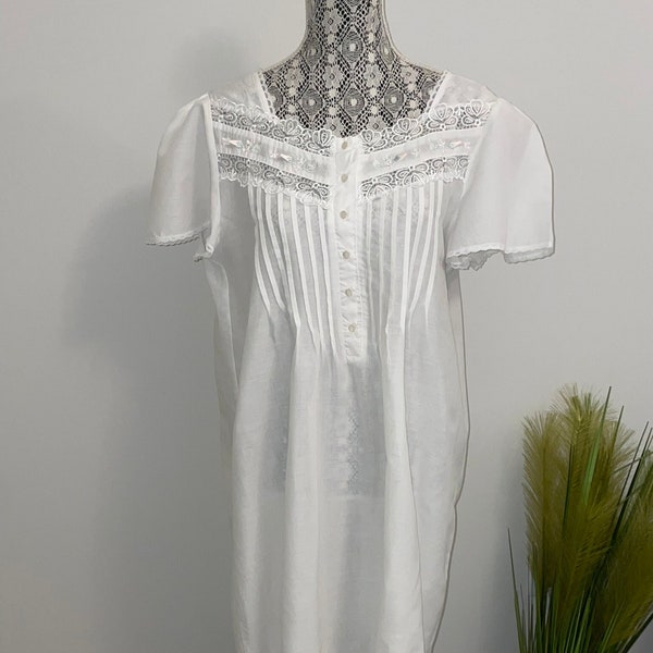 NICOLE Very Pale Pink 100% Cotton Short Sleeve White Nightgown w/ Pink, White Floral Embroidery, Lace & Faux Pearl Accents M