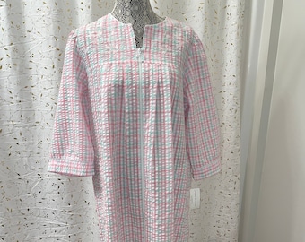 Miss Elaine Plaid Pink White Green Seersucker Full Zip Duster/Robe/Gown 3/4 Sleeves, Side Pockets, NWT M