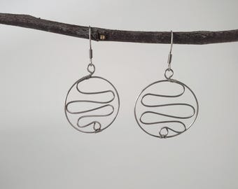 Pendientes de plata con espirales, pendientes de ondas de alambre, pendientes minimalistas, pendientes originales, pendientes bohemios, pendientes únicos, pendientes con cierre de palanca