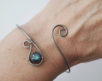 Pulsera de piedras preciosas hecha a mano: joyería minimalista de alambre