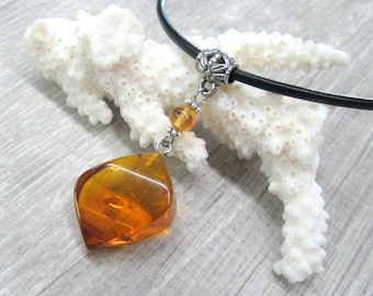 Colgante de ámbar báltico en forma de hoja sobre cordón de cuero negro, joyería de ámbar miel natural, regalo para mejores amigas, accesorio de piedras preciosas para la vuelta al cole.