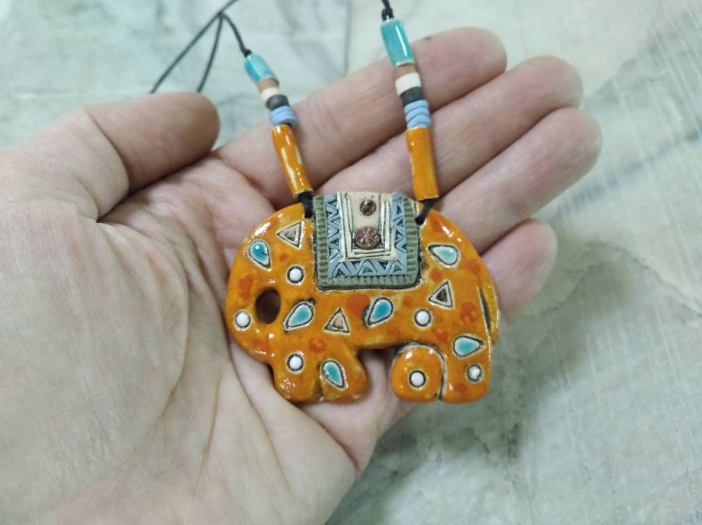 Collier Pendentif En Céramique Et Or En Forme D'éléphant - Sans Marque, Unisexe, Parfait état