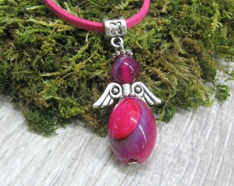 Engel Anhänger pink an pink Wildlederkordel spiritueller Edelstein Schmuck Magenta Fuchsia Hot Pink Halskette Schutzengel Mahnmal Weihnachtsgeschenk