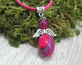 Pendentif rose d’ange sur le cordon rose de daim spirituel gemme bijoux Magenta Fuchsia Hot Pink collier ange ange cadeau de Noël commémoratif