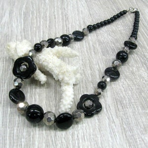 Schwarz geschnitzte Stein Blume Halskette Schwarz Onyx Metallic grau Pyrit Halskette schwarze Hochzeit Perlenkette 18 Zoll schwarzer Onyx Blume Schmuck