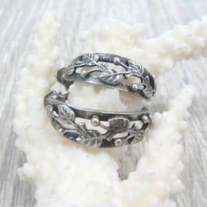 Pendientes de aro abierto de medio aro, pendientes de plata abiertos Woodland, delicados aros florales, regalo de primavera, cumpleaños y Pascua para novia.