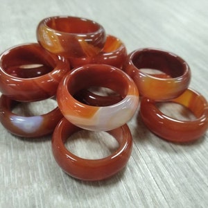 天然のオレンジ色の縞模様の瑪瑙とサードニクスのバンド。男性用または女性用。幅 9 mm、サイズ 9 10。彫刻された石のボヘミアン リング。男女兼用。