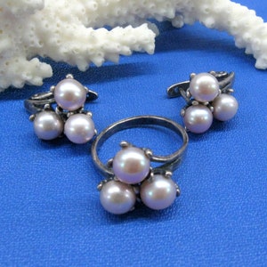 Conjunto de joias de pérolas de água doce lilás roxo claro, anel e brincos de pérola tripla tamanho 6,5 para mulheres, joias vintage russas banhadas a prata
