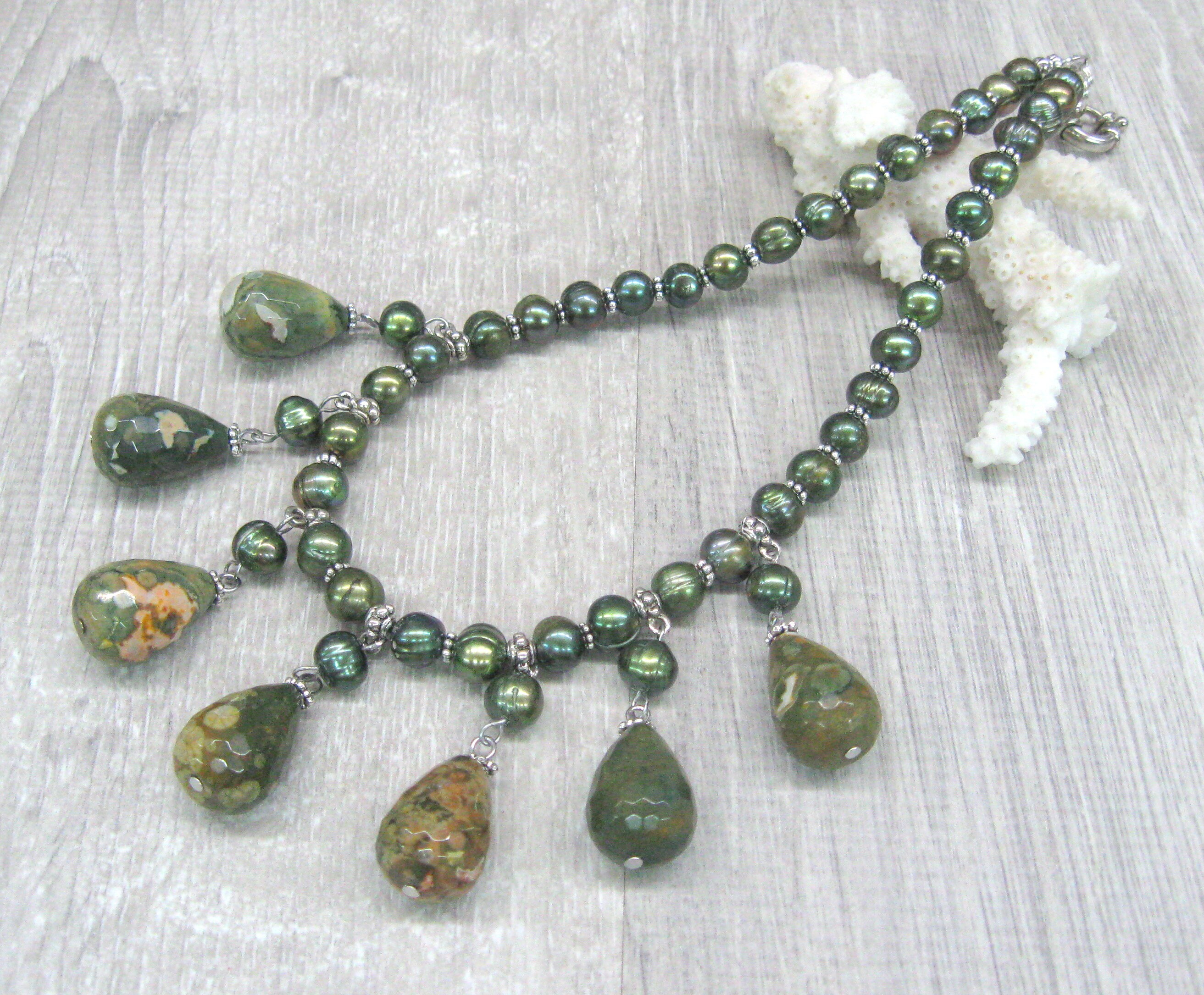 Natürlicher grüner Jaspis und Süßwasser Perlenkette Moosgrün Oliv-Grün Edelstein Statement Bib Halskette mit Dangles Wald grün Schmuck