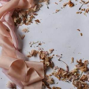 Handgeverfd koraalrood bruiloftzijden lint Bruidsboeketlint Natuurlijk geverfd lint Handgescheurde bohozijde