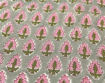 以下が含まれることがあります： 緑の葉を持つピンクの花柄が繰り返されるグレーの生地。 花柄は生地全体に均等に配置され、一貫性があり視覚的に魅力的なデザインを作り出しています。 生地は軽量で、さまざまな縫製プロジェクトに適しているようです。