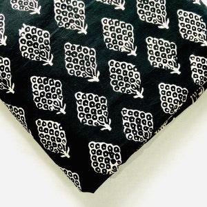 Tela de algodón con estampado floral en bloques: blanco y negro, 112 cm de ancho.
