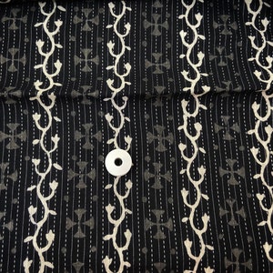 Tela de algodón con estampado floral en blanco y negro: Estampado a mano con bloques, 44 pulgadas.