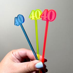 Agitadores de bebidas personalizados para cumpleaños • Decoración personalizada para el 40 cumpleaños • 60 cumpleaños • Fiesta de 30 cumpleaños • Palillo de dientes • Decoración para la fiesta de 21 cumpleaños imagen 1