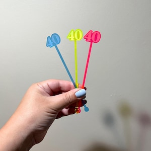 Agitadores de bebidas personalizados para cumpleaños • Decoración personalizada para el 40 cumpleaños • 60 cumpleaños • Fiesta de 30 cumpleaños • Palillo de dientes • Decoración para la fiesta de 21 cumpleaños imagen 13