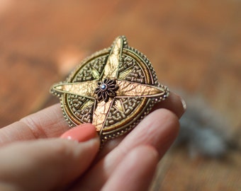 Golden Compass Pin, Goldwork Borduurwerk Broche, Sieraden cadeau voor Reiziger, Moederdag Cadeau,