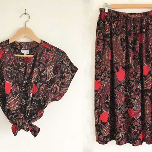 vintage 80's 2 Piece Top et assorti Jupe Set / Noir Paisley avec une fleur rouge pop / Porté ensemble ou séparé / Bouton avant / Sz.M