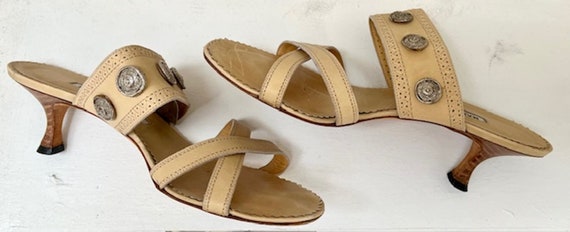 Vintage MANOLO BLAHNIK Kitten Heel Sandals / Butt… - image 9